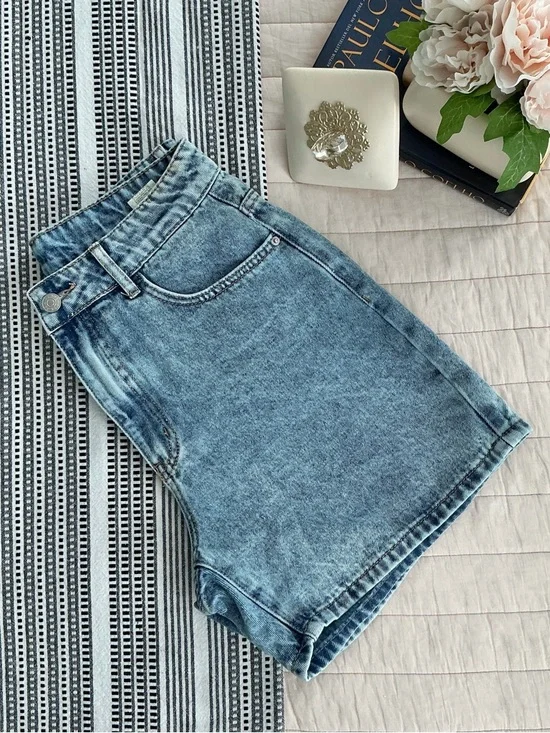 Used Classic High-Rise Denim Shorts in Light Blue - Picture 8 of 9